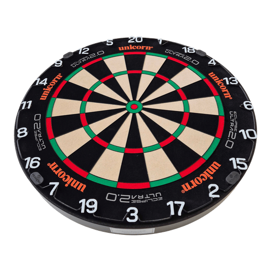 Cible de fléchettes en acier Unicorn Eclipse Ultra 2.0 Das Bild zeigt eine Unicorn Eclipse Ultra 2.0 Steeldartboard. Die Dartscheibe hat ein klares, klassisches Design mit Zahlen und farbigen Segmenten.