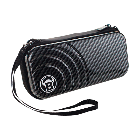 Das Bild zeigt das Produkt "Bulls Orbis S Dartcase - Carbongrey". Die Darttasche hat ein sportliches Carbon-Design mit einem schwarzen Handgelenkband.