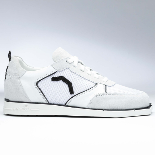 20200004-00_Triple20_Dartschuhe_Textil_Leder_Weiss_Schwarz_2 Der abgebildete Schuh ist der "Triple20 Dartschuhe Textil Leder - Weiß Schwarz". Er besteht aus weißem und grauem Textil sowie Leder und hat schwarze Akzente.