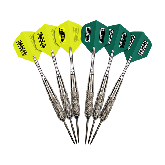 MCST-5_McDart_12er_Steeldarts_2 Das Bild zeigt sechs Steeldarts aus dem Set "McDart 12er Steeldarts". Drei der Flights sind gelb und drei sind dunkelgrün.