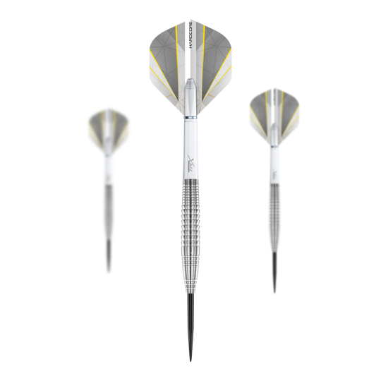 Red Dragon Seren 4 fléchettes en acier pur Das Bild zeigt drei Steeldarts des Produkts "Red Dragon Seren 4 Pure Steeldarts". Die Darts sind silberfarben mit weißen und gelben Flights.