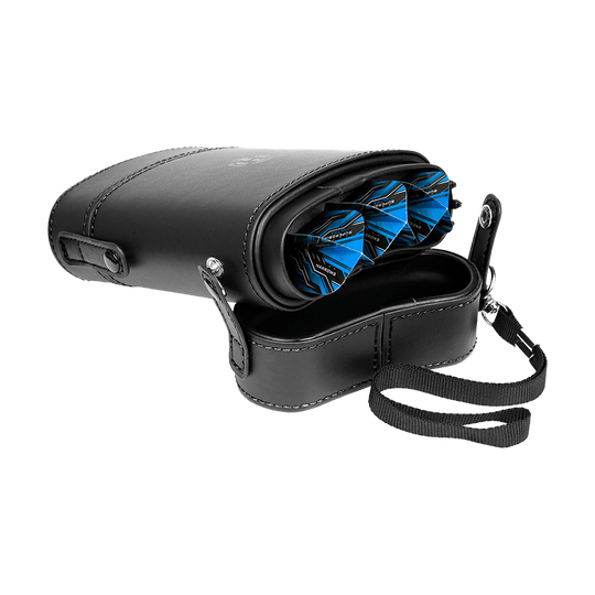 HRT-16396_Harrows_Prima_Dartcase_Black_4 Das Bild zeigt das Harrows Prima Dartcase, eine schwarze Schutzhülle für Dartpfeile. Im geöffneten Etui sind blaue Dartpfeile sichtbar.