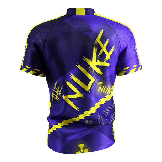 T-shirt de fléchettes Target Coolplay Luke Littler 2025 Das Bild zeigt das „Target Coolplay Luke Littler 2025 Dartshirt“ von hinten. Das Shirt ist überwiegend lila mit auffälligen gelben Designs und dem Schriftzug „NUKE“ auf dem Rücken.