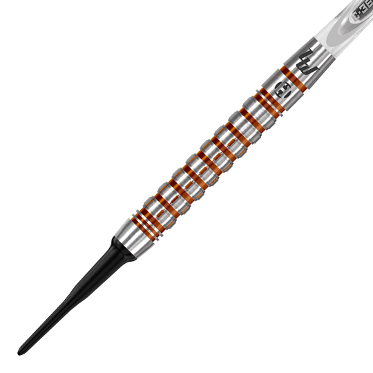 Fléchettes souples Harrow's Luke Woodhouse série 2 - 18 g Das Bild zeigt einen Harrows Luke Woodhouse Series 2 Softdart mit einem Gewicht von 18g. Der Dart hat einen silbernen Griff mit auffälligen orangefarbenen Ringen und einer schwarzen Kunststoffspitze.