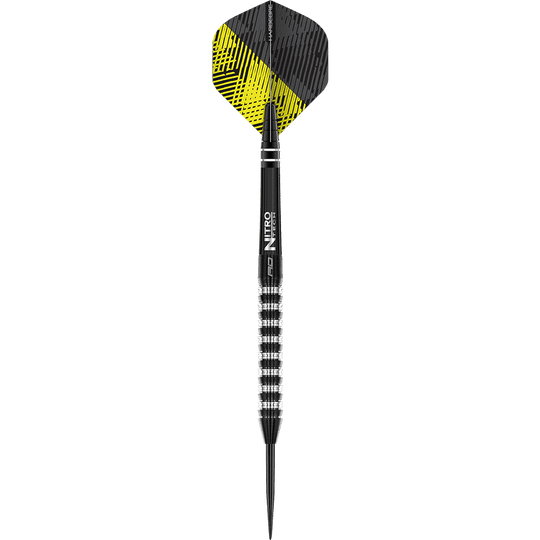 RD2532_Red_Dragon_Razor_Edge_Elite_Steeldarts_15VzTn98m8KE2P Auf dem Bild ist ein Steeldartpfeil zu sehen. Die Flights sind schwarz-gelb gemustert und der Schaft trägt die Aufschrift "Nitro".