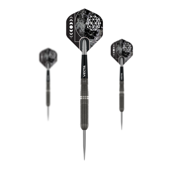 Fléchettes en acier Winmau Callisto 03 Auf dem Bild sind drei Winmau Callisto 03 Steeldarts zu sehen. Die Pfeile haben ein modernes, dunkles Design mit geometrischen Mustern auf den Flights.