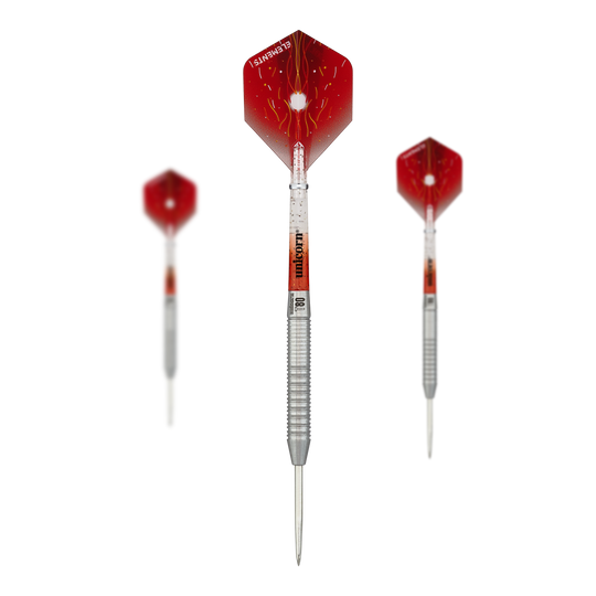 Fléchettes en acier Unicorn Core XL Striker Style 1 - 22 g Das Bild zeigt drei Steeldarts des Produkts "Unicorn Core XL Striker Style 1" mit einem Gewicht von 22g. Die Darts haben silberne Spitzen und Schäfte sowie rote Flights mit einem auffälligen Muster.