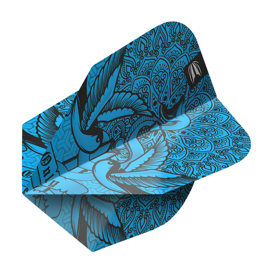 Das Bild zeigt einen blauen Dart-Flight mit kunstvollem, schwarzem Muster und Vogelmotiven. Es handelt sich um das Modell "Target ProUlta Ink Blue No6 Flights".