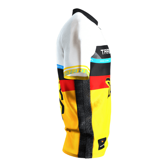 Maillot de fléchettes Target Coolplay Gabriel Clemens 2025 Das Bild zeigt das Target Coolplay Gabriel Clemens 2025 Dartshirt aus seitlicher Perspektive. Das Shirt ist überwiegend in Weiß, Schwarz, Rot und Gelb gehalten und trägt auffällige Designs sowie den Namen "Gabriel Clemens".