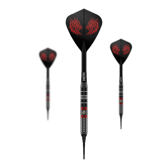 Fléchettes souples Red Dragon Jonny Clayton RD-ULTRA - 18 g Zu sehen ist ein Set der Red Dragon Jonny Clayton RD-ULTRA Softdarts mit 18g Gewicht. Die drei Darts haben schwarze, silberne und rote Details und sind nebeneinander platziert.