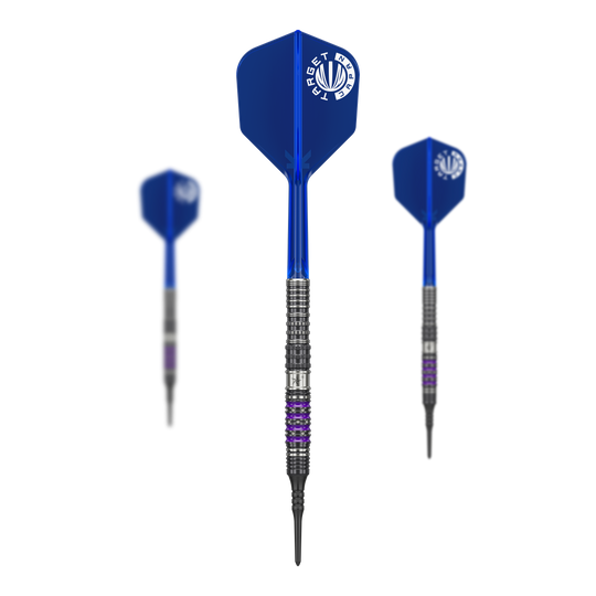 Fléchettes souples Target Japan Prime Series Sirius GEN4 - 21,5 g Das Bild zeigt drei Softdarts der Serie "Target Japan Prime Series Sirius GEN4" mit einem Gewicht von 21,5g. Die Darts haben blaue Flights und silber-schwarze Barrels mit lila Akzenten.