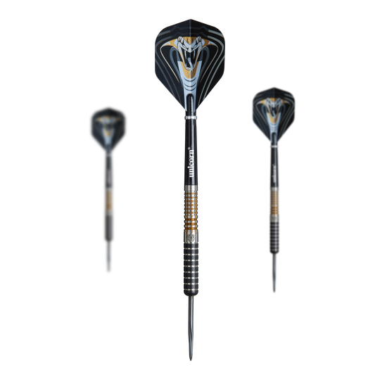 Fléchettes en acier Unicorn Maestro Jeffrey De Zwaan Phase 3 Auf dem Bild sind drei Steeldarts des Modells "Unicorn Maestro Jeffrey De Zwaan Phase 3" zu sehen. Die Darts haben schwarze Flights mit einem auffälligen, weißen Kobramotiv.