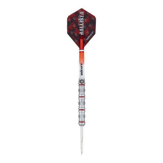 Fléchettes en acier Unicorn Ballista Style 4 Das Bild zeigt einen Steeldart namens "Unicorn Ballista Style 4". Der Dart hat eine silberne Spitze, einen strukturierten Griff und rote sowie schwarze Akzente am Flight.