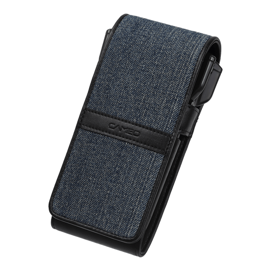 Das Bild zeigt ein Etui mit einem Bezug aus blauem Jeansstoff und schwarzen Lederakzenten. Es ist rechteckig und hat die Aufschrift "Cameo" auf dem schwarzen Lederstreifen.