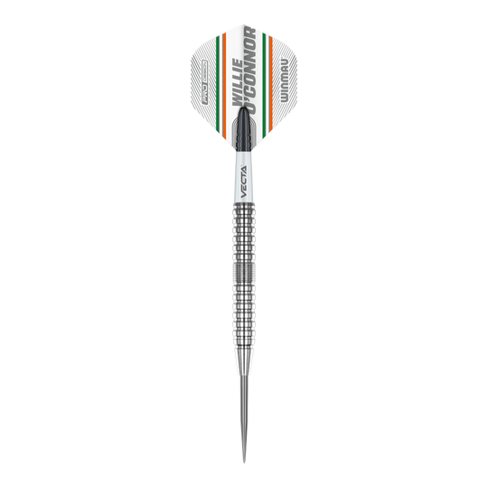 Fléchettes en acier Winmau Willie O'Connor - 23 g Das Bild zeigt einen Winmau Willie O'Connor Steeldart mit 23g Gewicht. Der Dart hat ein silbernes, geriffeltes Barrel und ein Flight mit orangenen, grünen und schwarzen Streifen.