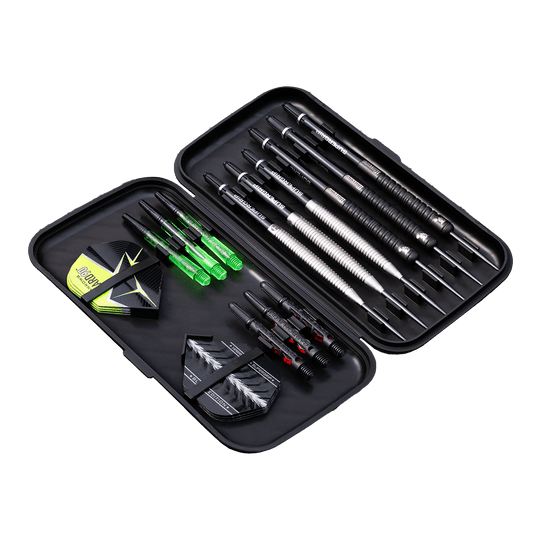 Étui à fléchettes Harrows Slimcase Das Bild zeigt ein geöffnetes schwarzes Dart-Etui mit mehreren Darts, Flights und Shafts. Das Zubehör ist ordentlich in Fächern und Gummibändern sortiert.