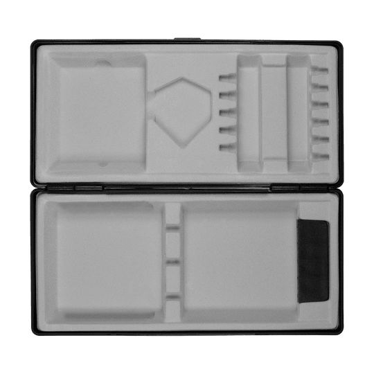 Boîte en ABS avec impression personnalisée Das Bild zeigt eine geöffnete schwarze Box mit mehreren Fächern und Einteilungen. Die Innenausstattung besteht aus hellem Schaumstoff, der zur sicheren Aufbewahrung verschiedener Gegenstände dient.