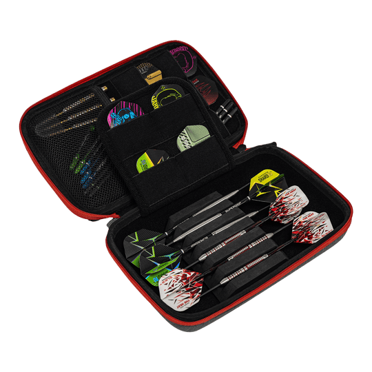 Portefeuille à fléchettes Harrows Smart Case XL In diesem Bild ist ein offenes Dart-Etui zu sehen, das mehrere Darts und Zubehörteile enthält. Das Etui ist schwarz mit rotem Rand und bietet verschiedene Fächer für Flights und Ersatzteile.
