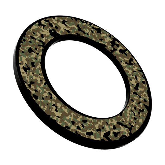 Abgebildet ist das Produkt 'DBS-CAMO1_McDart_Camo_Dartboard_Surround_Woodland_3'. Es erscheint als eine Camouflage-Umrandung für ein Dartboard im Woodland-Stil.