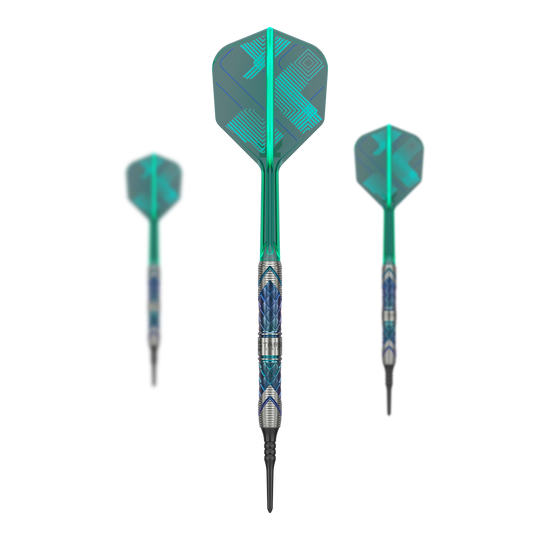 Fléchettes souples Target Japan Kaze Series Ceros 03 - 19 g Das Bild zeigt drei Softdarts aus der Target Japan Kaze Series Ceros 03, 19g. Die Darts haben auffällige grün-blaue Flights und einen silbernen, gemusterten Barrel.