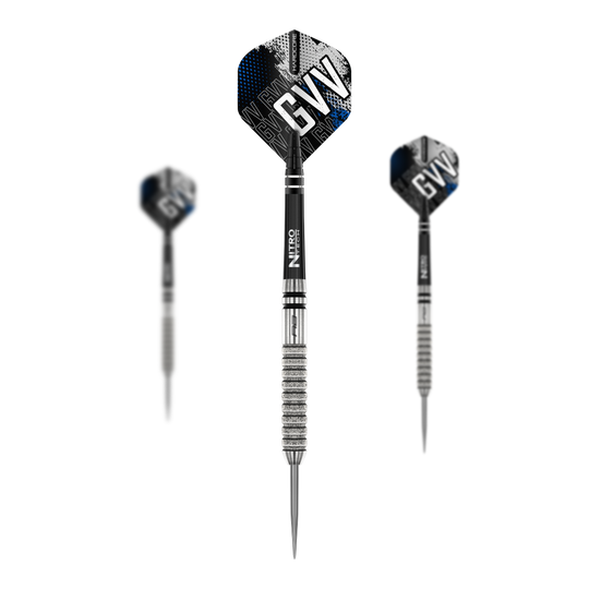 Dragon Rouge Gian Van Veen Tour Edition Steeldarts - 22g Das Bild zeigt drei Steeldarts des Modells "Red Dragon Gian Van Veen Tour Edition - 22g". Die Darts haben silberne Spitzen und Griffe mit schwarz-blauen Flights, auf denen "GVV" steht.