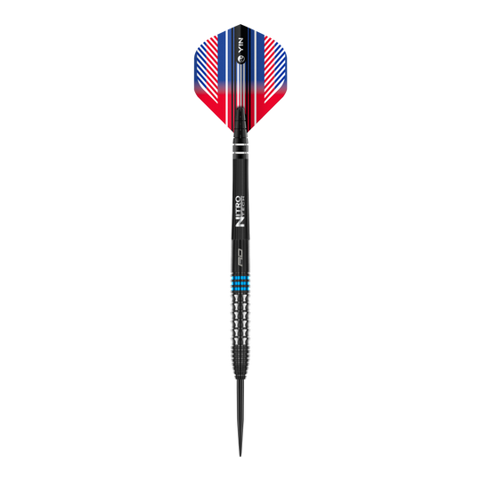 Fléchettes en acier bleu Red Dragon Vengeance Das Bild zeigt einen Red Dragon Vengeance Blue Steeldart. Der Dart hat blaue und silberne Akzente sowie einen farbigen Flight in Rot, Blau und Weiß.