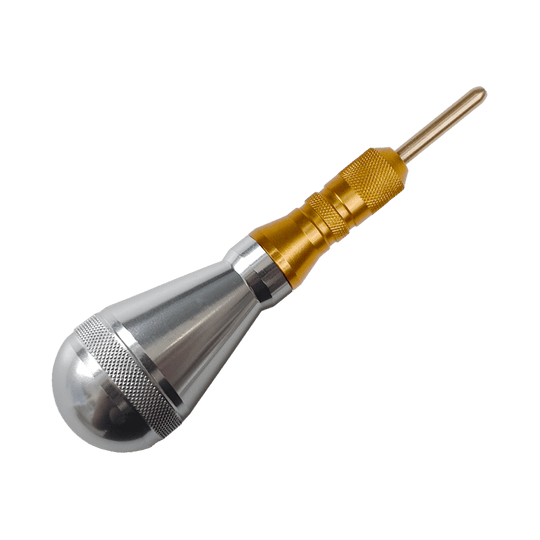 620_Dartdoc_Spitzenentferner_1_Silber Das Bild zeigt den Dartdoc Spitzenentferner. Er besteht aus Metall und hat eine silberne sowie goldene Färbung.