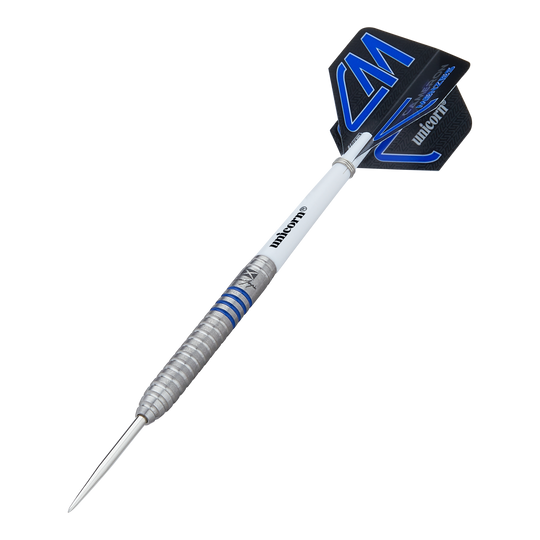 Fléchettes en acier Unicorn Contender Cameron Menzies - 23 g Auf dem Bild ist ein Steeldart mit silbernem, gerilltem Barrel und blauen Akzenten zu sehen. Das Flight trägt die Aufschrift "Unicorn Contender Camerion Menzies" und das Dart wiegt 23 Gramm.