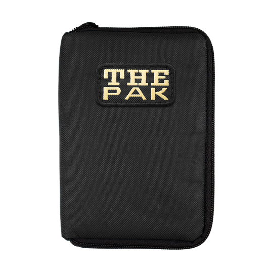 Das Bild zeigt ein schwarzes Etui mit einem Reißverschluss, auf dem "THE PAK" steht. Es handelt sich um das Produkt "The Pak Dartcase".