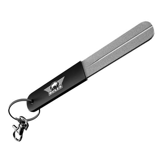 Pierre à aiguiser manuelle Bulls NL Abgebildet ist der Bulls NL Hand Sharpener Schleifstein, ein Werkzeug zum Schärfen von Dartspitzen. Man sieht den Schleifstein aus einer anderen Perspektive.