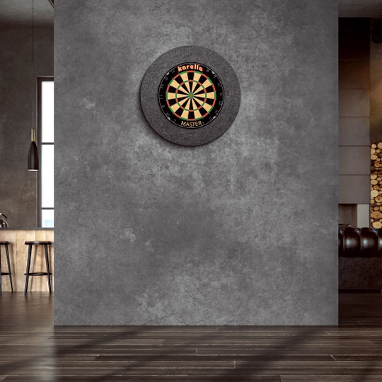 An der Wand hängt ein "Karella Ultimo Steeldartboard Surround". Der Raum wirkt modern und stilvoll mit dunklen Farben und eleganter Einrichtung.