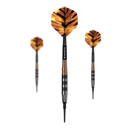 Fléchettes souples en laiton Mission Javan - 18 g Das Bild zeigt drei Softdarts des Modells "Mission Javan Brass Softdarts - 18g". Die Flights haben ein auffälliges Tigerstreifen-Design in Orange und Schwarz.