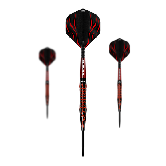 Fléchettes en acier Mission Lava Das Bild zeigt die Mission Lava Steeldarts mit einem auffälligen roten und schwarzen Design. In der Mitte ist ein Dartpfeil von vorne zu sehen, während links und rechts seitliche Ansichten dargestellt sind.