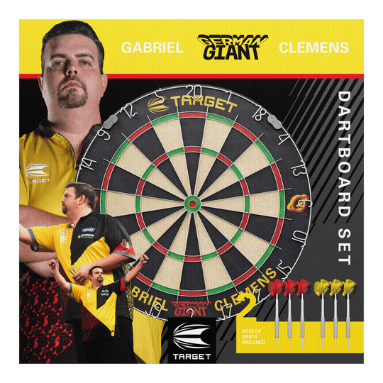 Jeu de fléchettes en acier Target Gabriel Clemens Das Bild zeigt das "Target Gabriel Clemens Steeldartboard Set" mit einem großen Dartboard in der Mitte. Rechts unten sind zwei Sets von Darts abgebildet, und im Hintergrund sieht man Bilder von Gabriel Clemens.