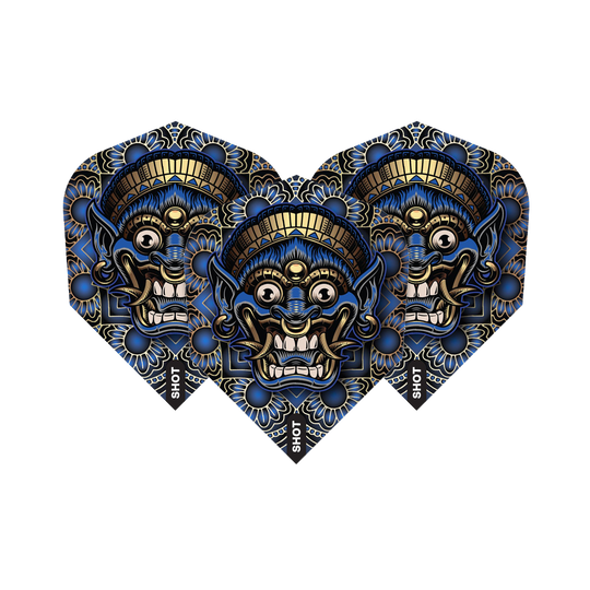 Vols d'armes tribales Shot Java n°6 Das Bild zeigt drei Dartflights mit einem auffälligen, tribal-inspirierten Maskendesign in Blau, Schwarz und Gold. Auf jedem Flight steht am Rand das Wort „SHOT“.