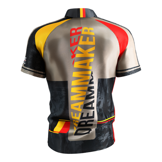 Chemise de fléchettes Target Coolplay Dimitri Van Den Bergh 2025 Dies ist das Target Coolplay Dimitri Van Den Bergh 2025 Dartshirt. Auf der Rückseite steht in großen Buchstaben "DREAMMAKER" und das Shirt hat auffällige Farben in Gelb, Rot und Schwarz.