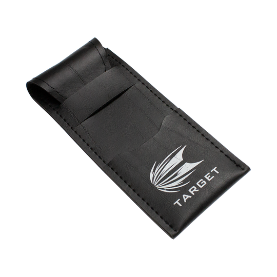 Target_WalletEhsukXISpTUvN Das Bild zeigt ein schwarzes Etui mit dem weißen Target-Logo darauf. Es dient zur Aufbewahrung der Target Gabriel Clemens 80% Steeldarts.