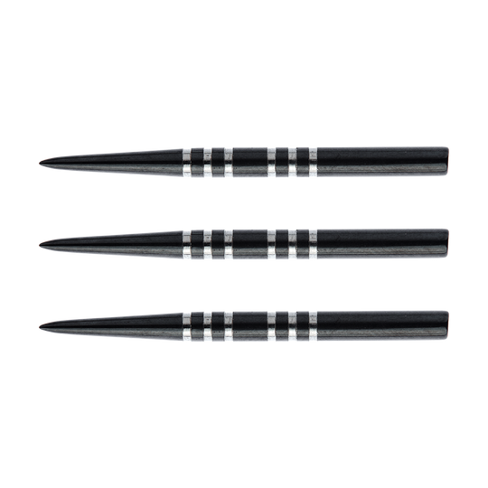 8375_Winmau_Re-Grooved_Steeldart_Spitzen_32mm_1 Das Bild zeigt drei schwarze Steeldart-Spitzen mit silbernen Rillen. Die Spitzen sind nebeneinander angeordnet und gehören zum Produkt "Winmau Re-Grooved Steeldart Spitzen".