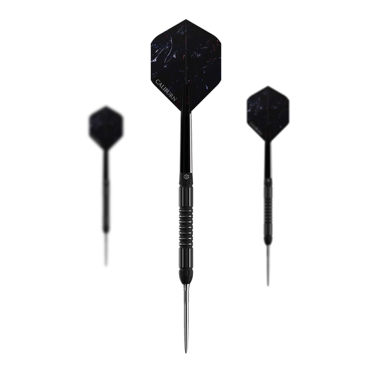 Fléchettes en acier Caliburn Sword S2 Das Bild zeigt drei schwarze Steeldarts des Produkts „Caliburn Sword S2 Steeldarts“. In der Mitte ist ein Dartpfeil von vorne zu sehen, links und rechts sind sie von der Seite dargestellt.