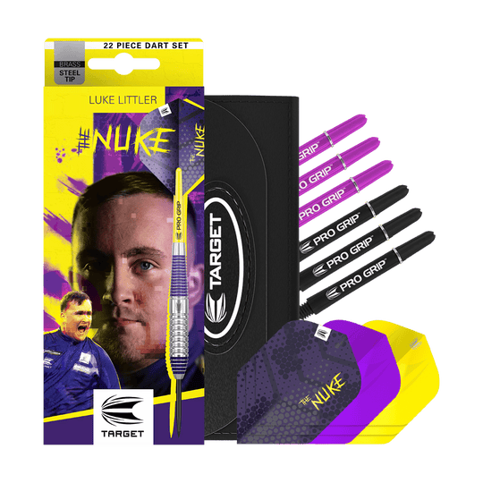 Fléchettes en acier Target Luke Littler en laiton - 22 g Das Bild zeigt das Produkt "Target Luke Littler Brass Steeldarts - 22g" mit buntem Verpackungsdesign. Im Set sind verschiedene Dartflights, Schäfte und eine praktische Aufbewahrungstasche enthalten.