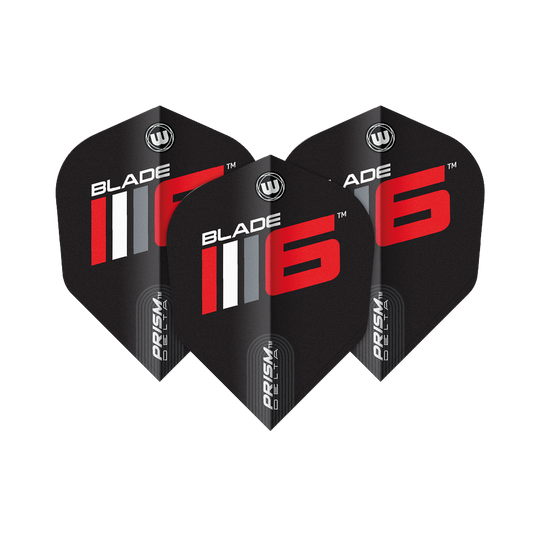 Volets Winmau Prism Delta Blade 6 n°6 Das Bild zeigt drei schwarze Dart-Flights mit der Aufschrift „BLADE 6“ in Rot und Weiß. Unten auf den Flights steht „PRISM DELTA“.