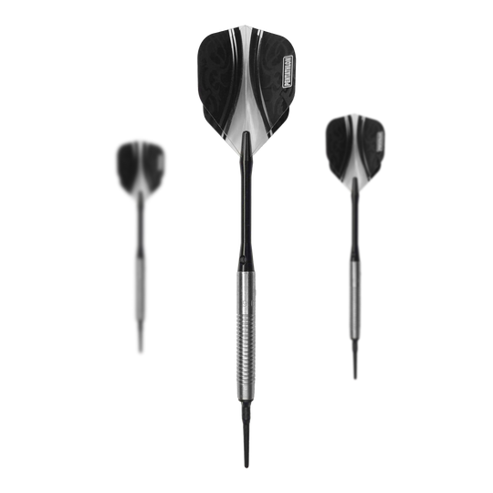 Fléchettes souples McDart 85 Tungstène V21 - 18,5 g Das Bild zeigt drei Softdarts des Produkts "McDart 85er Tungsten V21 Softdarts - 18,5g". Die Darts haben silberne Barrels und schwarze Flights.