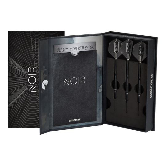 Champion du monde Unicorn Gary Anderson Noir Phase 6 Soft Darts Das Bild zeigt eine elegante schwarze Verpackung mit der Aufschrift "NOIR", in der drei Softdarts ordentlich eingelegt sind. Es handelt sich um das Produkt "Unicorn World Champion Gary Anderson Noir Phase 6 Softdarts".
