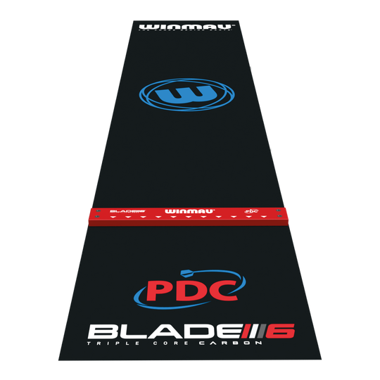 Tapis de fléchettes Winmau Pro-Zone Precision Blade 6 avec Oche Das Bild zeigt die Winmau Pro-Zone Precision Blade 6 Dartmatte mit Oche. Die Matte ist schwarz mit farbigen Logos und einem roten Abwurfbalken versehen.