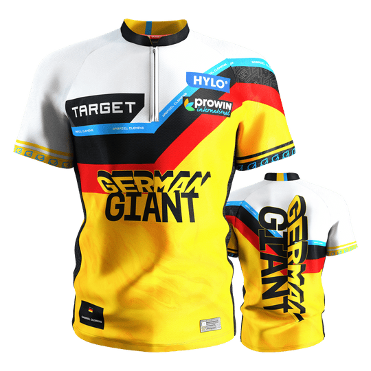 Maillot de fléchettes Target Coolplay Gabriel Clemens 2025 Das Bild zeigt das "Target Coolplay Gabriel Clemens 2025 Dartshirt" in gelb, schwarz, rot und weiß mit auffälligen Grafiken und Sponsorenlogos. Auf Vorder- und Rückseite steht in großen Buchstaben "German Giant".