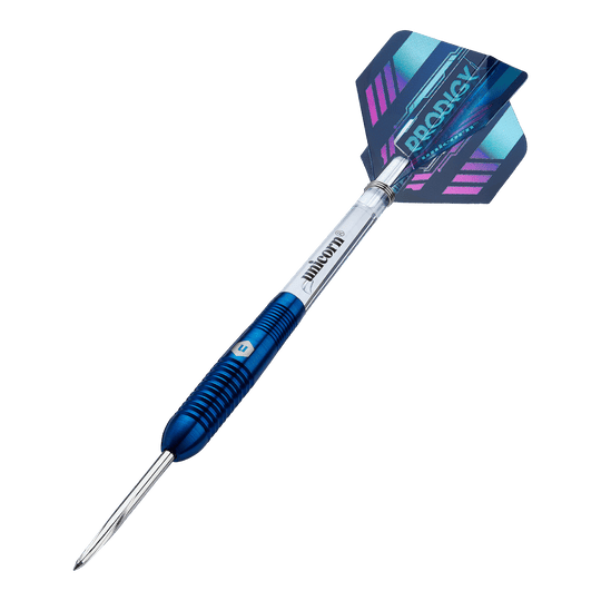 Das Bild zeigt einen Unicorn Prodigy 02 Torpedo Steeldart. Der Dartpfeil hat ein blaues und silbernes Design mit einer farbigen Flights-Feder am Ende.