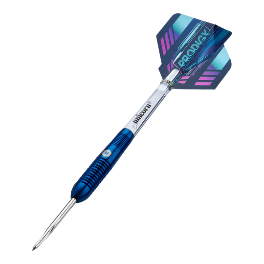 Fléchettes en acier Unicorn Prodigy 02 Torpedo Das Bild zeigt einen Unicorn Prodigy 02 Torpedo Steeldart. Der Dartpfeil hat ein blaues und silbernes Design mit einer farbigen Flights-Feder am Ende.