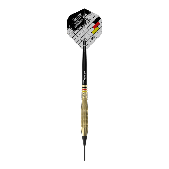Fléchettes en laiton Bulls Martin Schindler The Wall - 18 g Auf dem Bild ist der Softdart "Bulls Martin Schindler The Wall Brass Softdarts - 18g" zu sehen. Der Dart hat eine goldfarbene Griffzone und ein Flight-Design mit Mauer- und Deutschlandfarben.