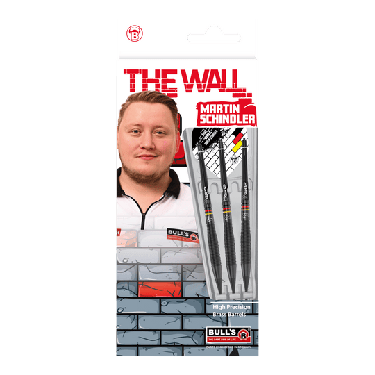 Fléchettes en laiton noir Bulls Martin Schindler The Wall - 18 g Das Bild zeigt die Verpackung der "Bulls Martin Schindler The Wall Black Brass Softdarts - 18g". Auf der Verpackung ist ein Foto von Martin Schindler sowie drei schwarze Softdarts zu sehen.