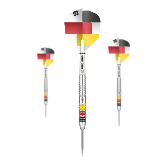Target de fléchettes Gabriel Clemens 80% acier Das Bild zeigt drei Steeldarts der Marke "Target Gabriel Clemens 80%". Die Flights sind mit den Farben der deutschen Flagge gestaltet und die Barrels haben farbige Ringe.